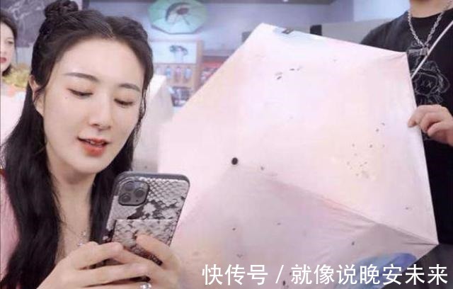 带货女王 薇娅懒人伞一晚走红,37度出门不怕晒,网友防晒霜可以扔了!