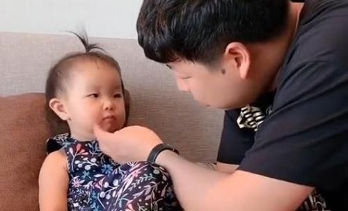 青青河边草|爸爸逗弄女儿,女儿嫌弃表情笑翻网友这恐怕是一件漏风的小棉袄