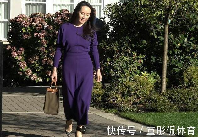 土褐色 孟晚舟终于走出别墅!穿修身针织衫腰身立显,搭配丝巾眼神太霸气