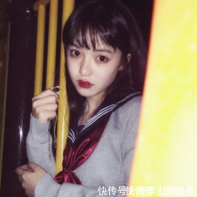 |十二星座收到暗恋短信时的反应,谁最搞笑?