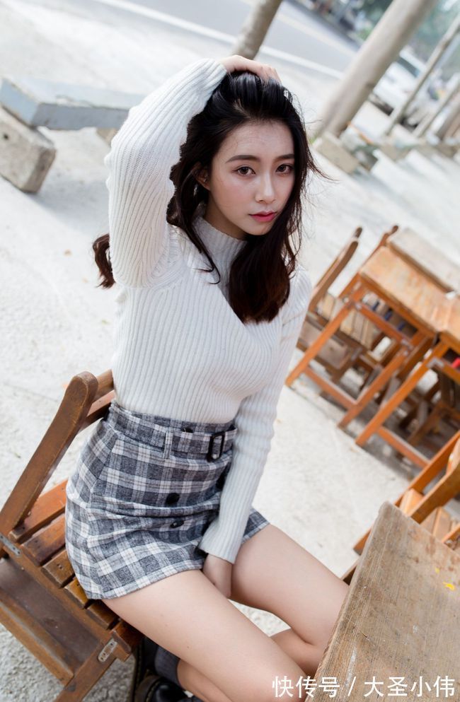 穿搭|美女穿搭:白色的针织衫,下搭一条毛呢的格子裙,简约时尚,休闲又好搭