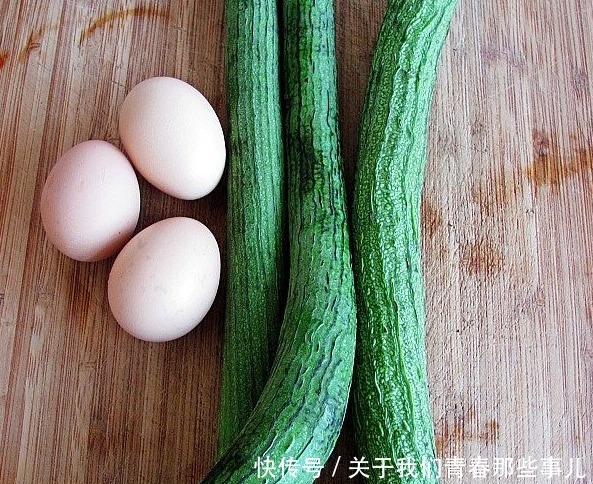 技巧|炒丝瓜时别直接下锅,牢记2个技巧,出锅翠绿不发黑,脆爽又鲜香