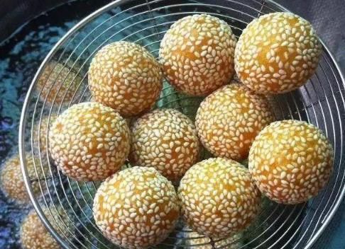 把糯米粉开水一烫,不发面不饧面,个个空心不开裂,比油条更好吃