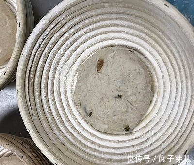 全麦葡萄干软欧包