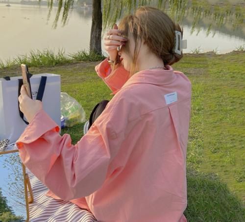 美skr 今年流行一种新穿法,叫衬衫+“卫裤”,时髦还显瘦,美skr人