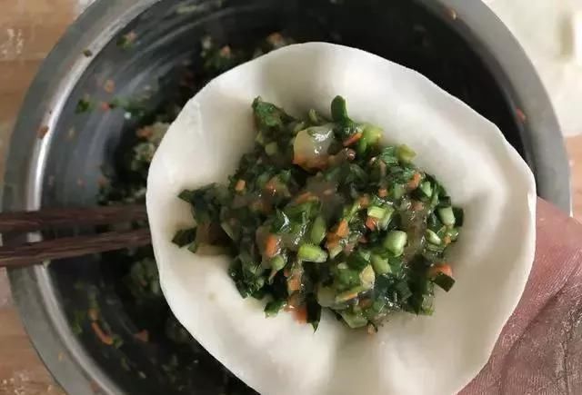 调韭菜馅就怕包着包着韭菜出水,教你一个小妙招,放多久都不没事