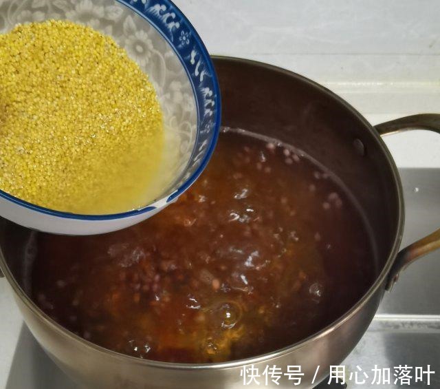 老红糖|桃胶红豆小米粥，早餐来一碗舒服一整天！