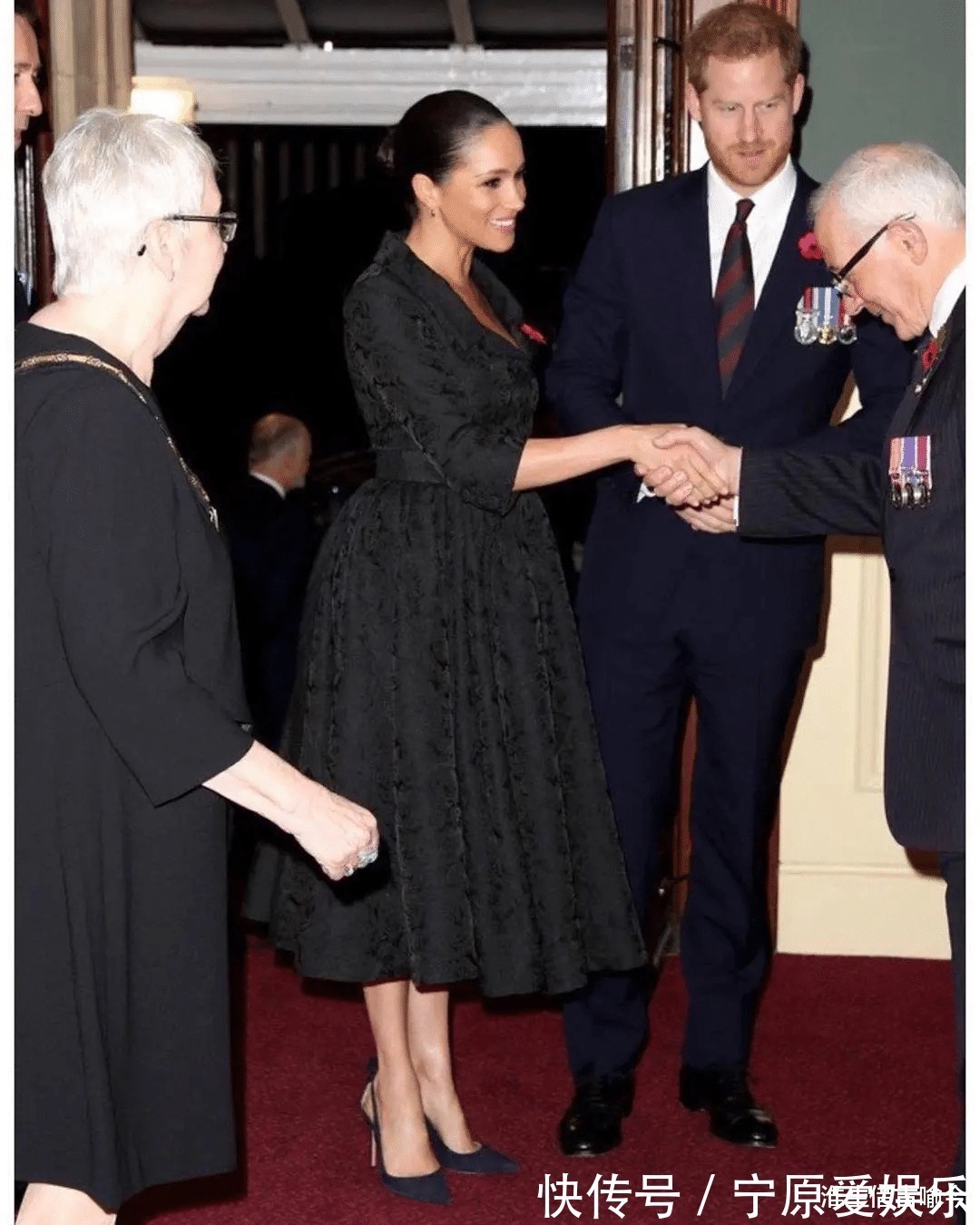 凯特 莱后和凯特同穿蓝色印花裙一个裙子太松垮显胖,另一个活泼娇媚