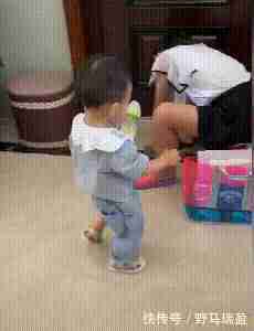 姐姐|姐姐去上补习班,弟弟偷偷“调包”姐姐的矿泉水,妈妈自讨苦吃