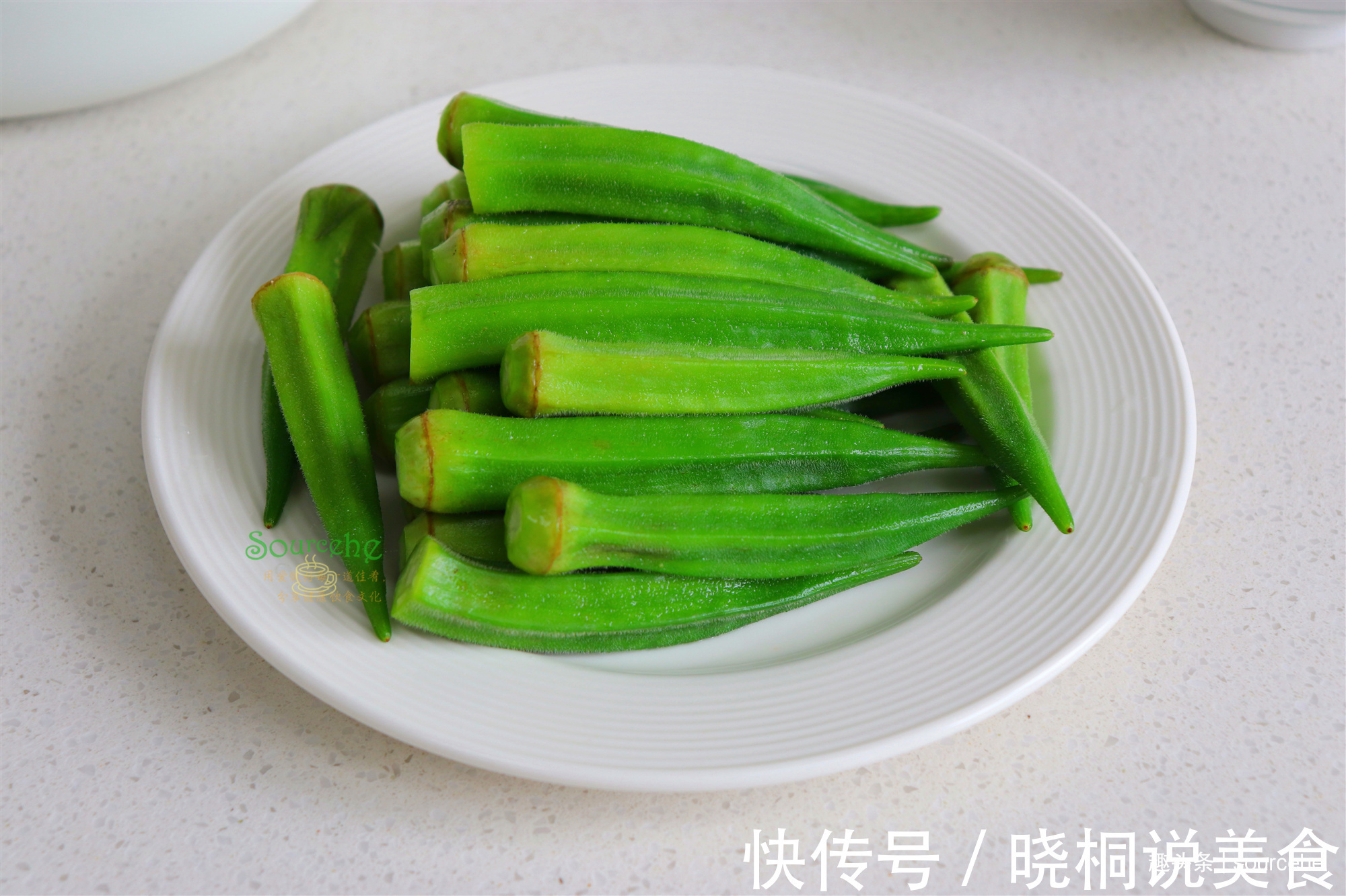 凉拌秋葵时多加一步,颜色翠绿,口感清香、好看又好吃!