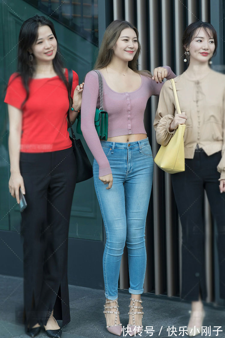 淡紫色|针织长袖衫配紧身牛仔裤,穿出秋季温馨的美,简约大方又时尚