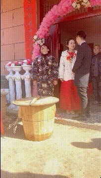 |搞笑GIF趣图你们人类都说生孩子难,养孩子难,为啥我就不觉得!