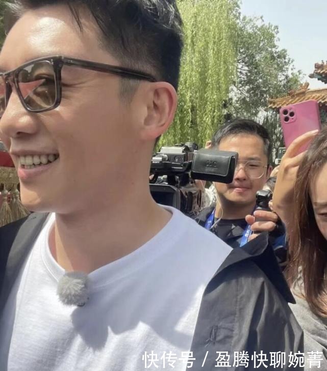 整个城市吃狗粮!“郑恺爱苗苗”出现大屏上,夫妻甜蜜羡煞旁人