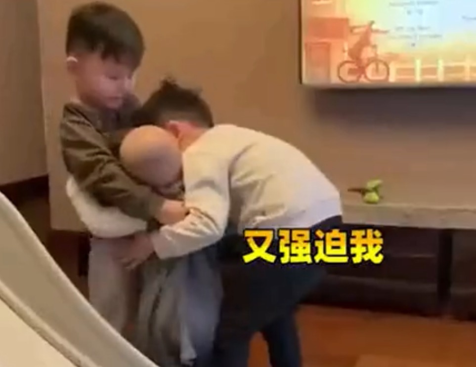 九个月|儿子每天被两个哥哥带着玩,9个月已经会走路了,网友:被迫营业