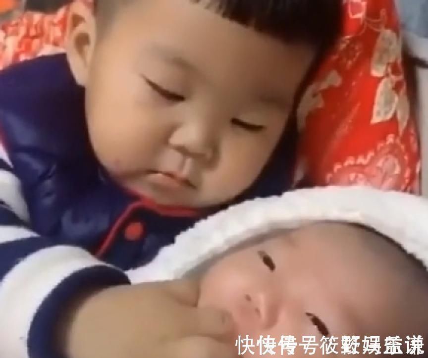 动画片|听见弟弟大闹,4岁宝宝做出的反应,网友:智商高