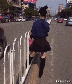 |搞笑GIF：姑娘，你这是在干什么？至于对自己的脸下这么大的死手吗？扇得不疼吗？