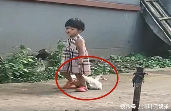 老人|女儿假期到姥姥家,妈妈去接时差点认不出,小仙女变成了“村霸”