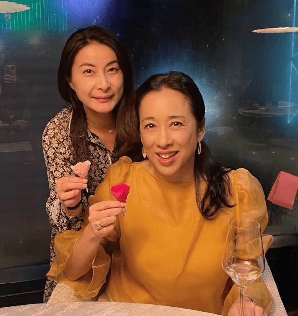 分体裙|朱玲玲现身决赛,穿分体裙挤出肚腩,63岁身材是不好但气质高贵!