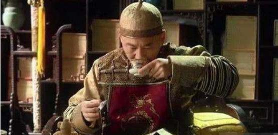 起床|皇帝起床后要“洗龙沟”，宫女为何不避开，还抢着要上前伺候