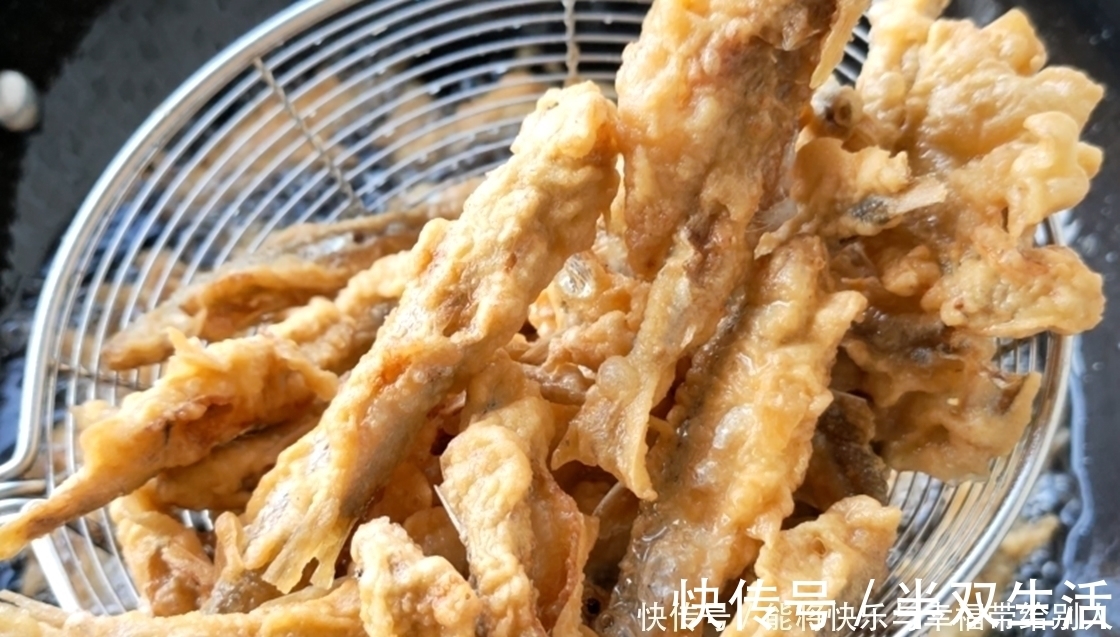 小鱼|油炸小鱼时,用面粉还是用淀粉?教你正确做法,酥脆好吃不回软