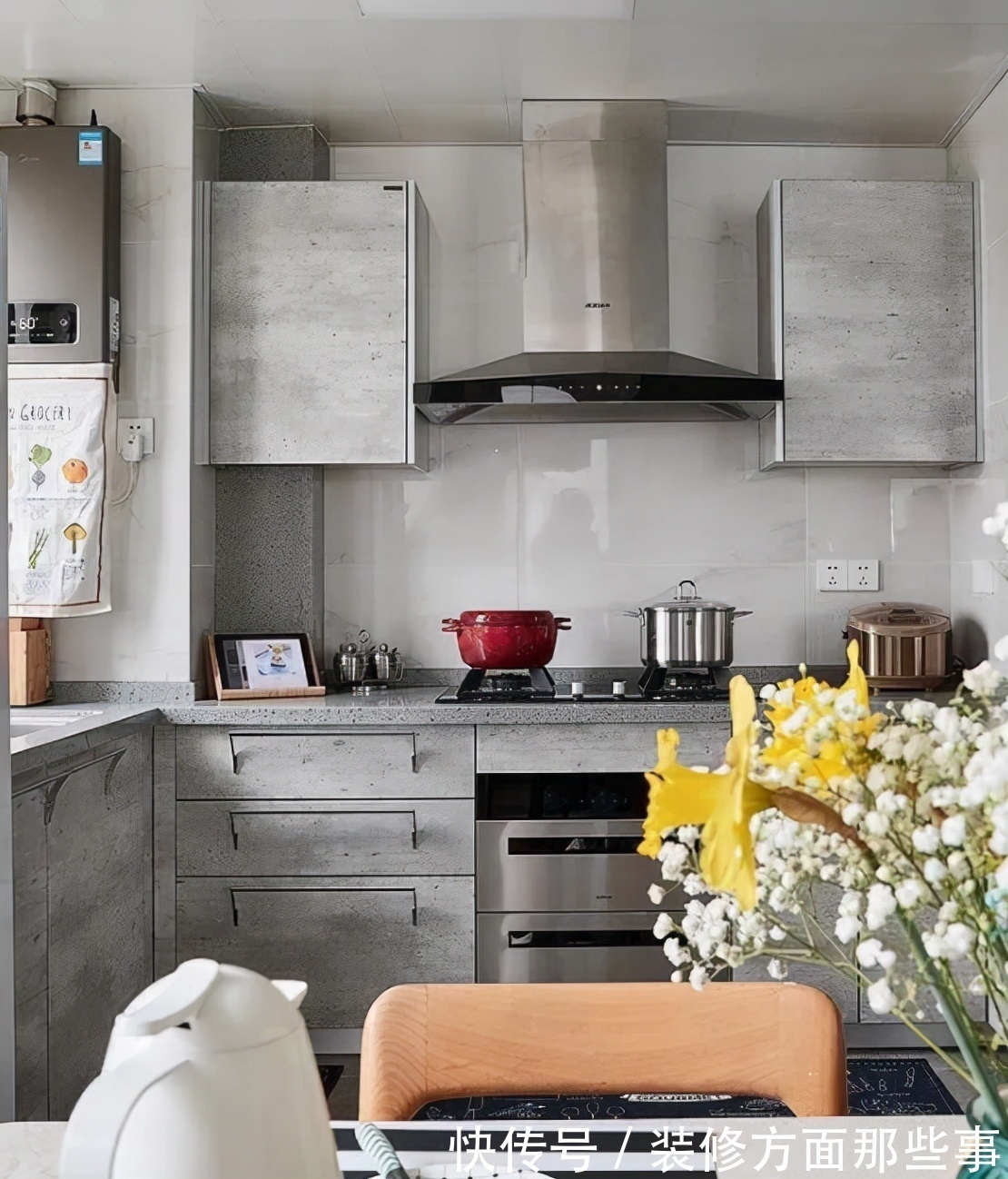 贴砖|厨房墙面还在贴砖?看看人家贴的玻璃,30年如一新!还耐用