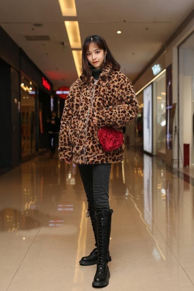 简约百搭的牛仔裤，打造时尚的潮流风，感觉十分的清新脱俗