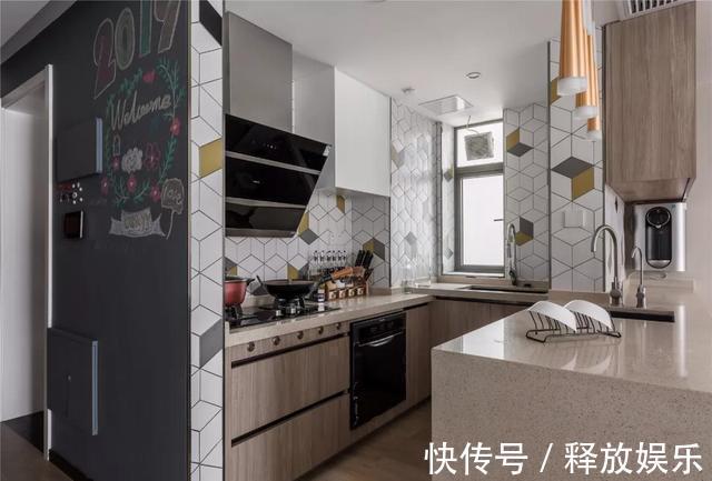 客厅|她家96平的房子光一个客厅就把我迷住，全屋处处是亮点！真心羡慕