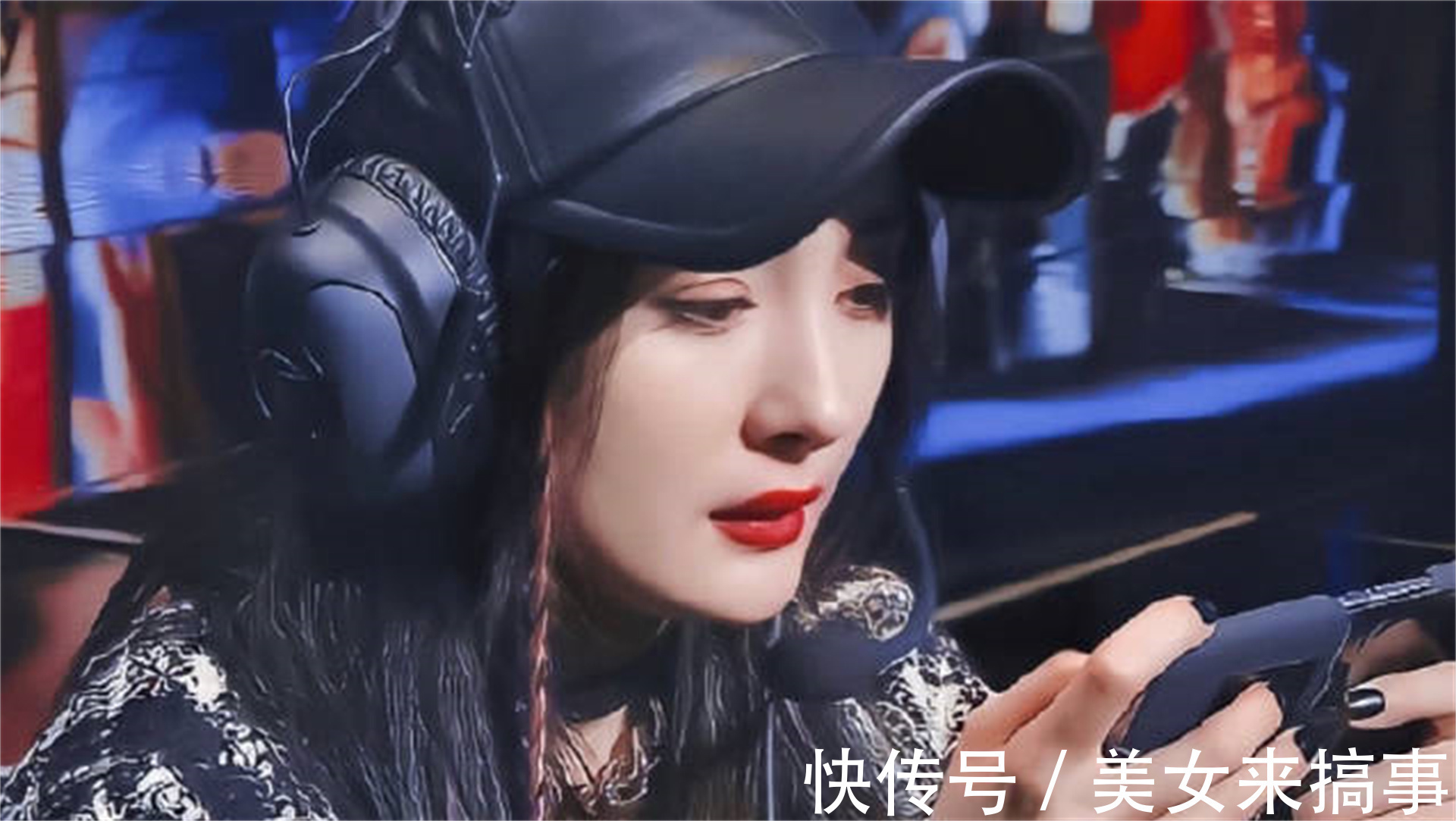 杨幂新综艺路透曝光,一头浅蓝发挑染太抢眼,王者竟达荣耀69星