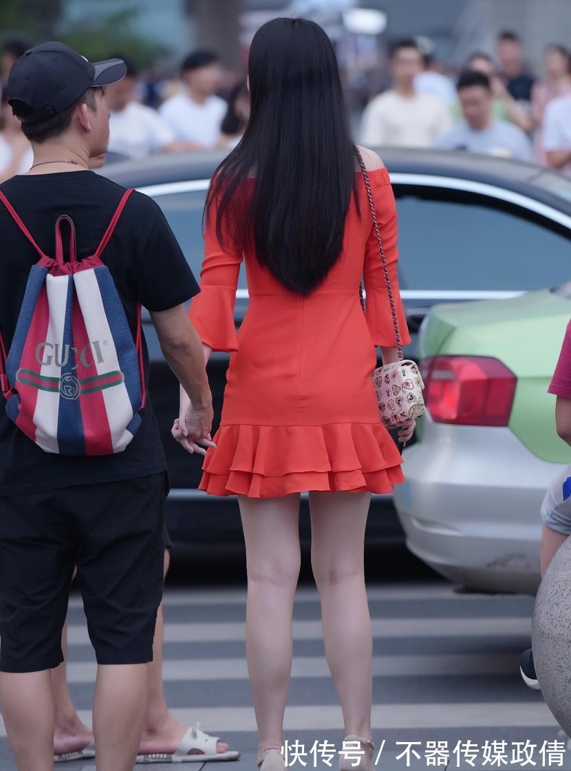 时尚|玫红皱褶修边七分袖连衣裙,更显青春时尚气质