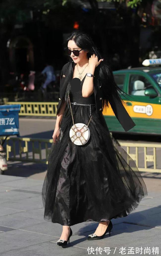 气质 街拍美女:高跟鞋气质穿搭,让你秀出优雅的女神魅力