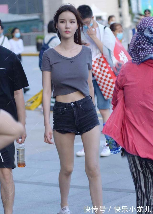 毛边 灰色设计感上衣搭配蓝色毛边打底裤,清爽温暖,突出腿部的纤细