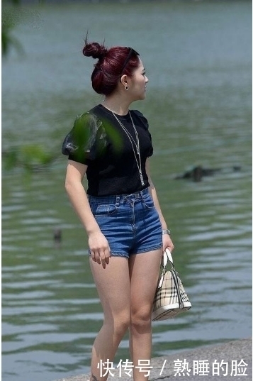 摇曳|紧身裤穿出清新的美感,妹子在行走间摇曳更美丽大方,个性满满