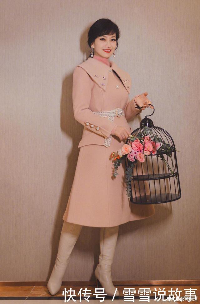 50岁女人穿衣不显老!记住这3点最关键,时髦气质更显年轻!