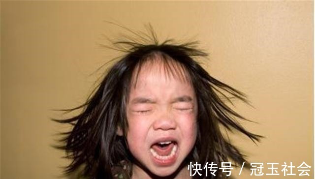 家长|孩子发脾气,哭闹时,家长最好的方式不是讲道理,这样做才更有效