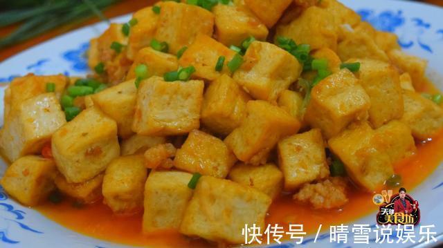 我家豆腐从不炖着吃,不煎不煮,做法很简单,好吃极了