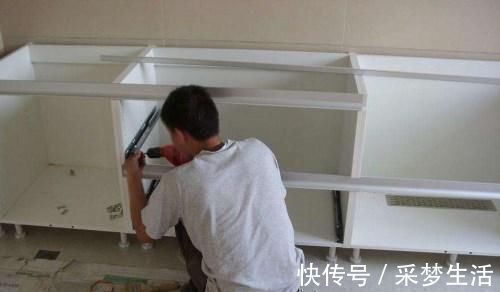 装修|厨房装修不要再买橱柜,回家立马让工人学装一个,省钱好看又实用
