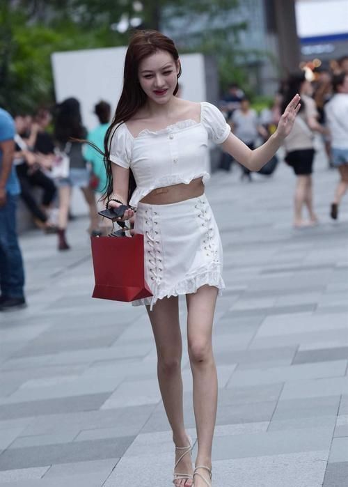 身材苗条|身材苗条的白富美,时尚穿搭白色修身A字裙,尽显美丽又大方