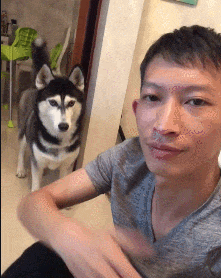 |搞笑GIF：太尴尬了 吓得我赶紧关上了门