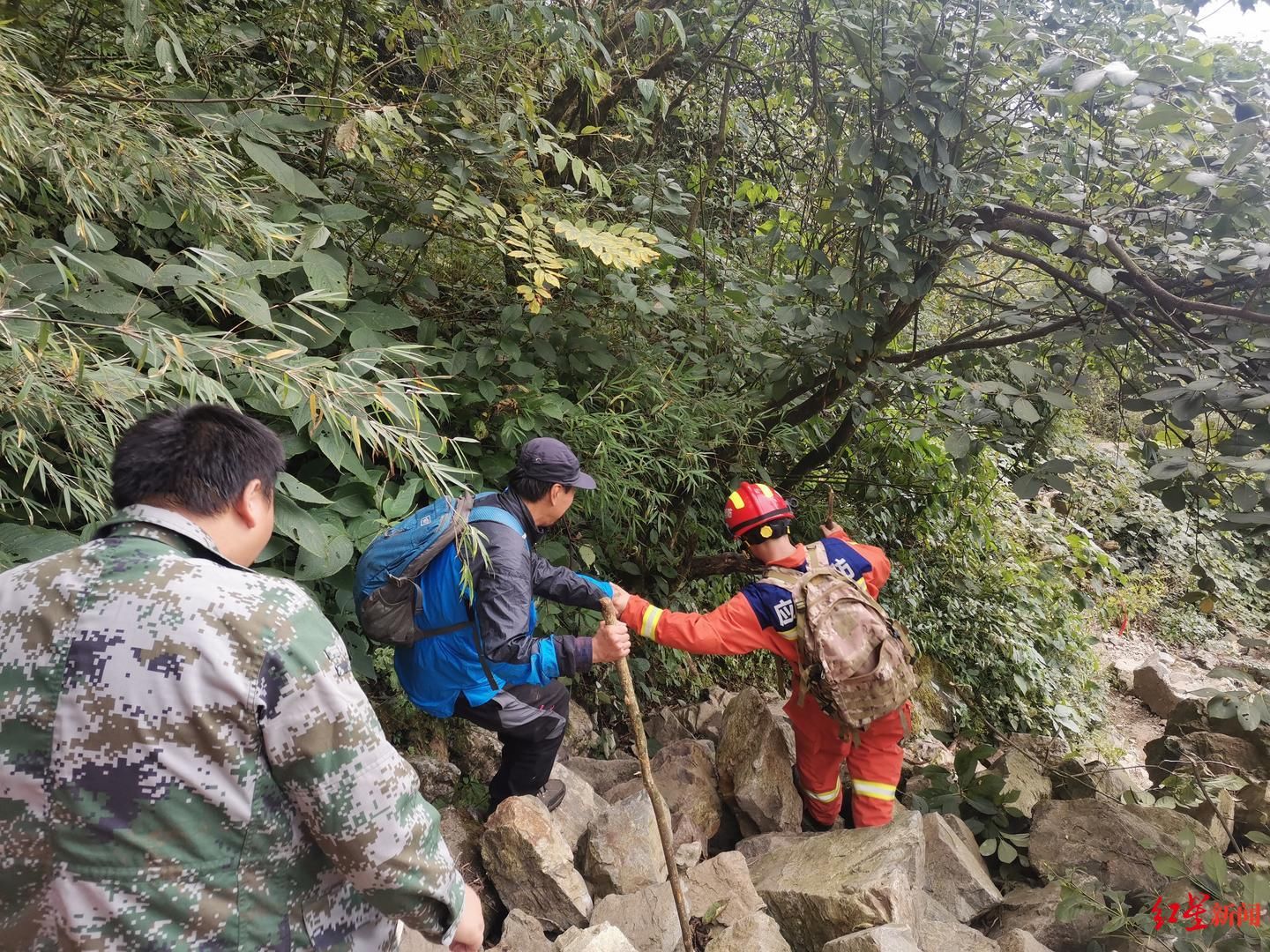 红星新闻记者|沈阳六旬男子九峰山失联24小时 彭州消防紧急搜山救援