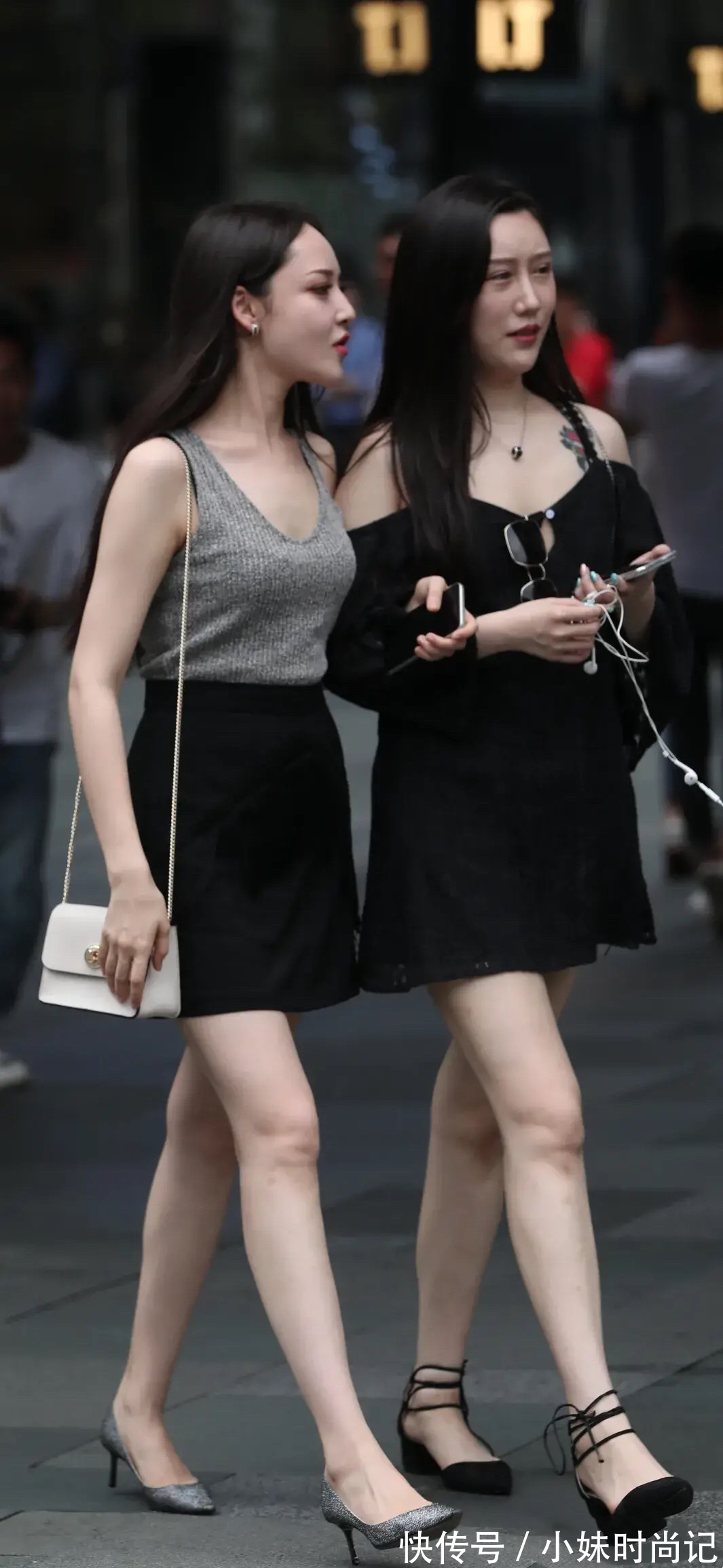 背心|银色丝线背心搭配黑色高腰半身短裙,优雅又性感