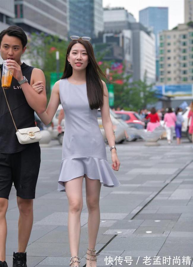 小姐姐|街拍美女:年轻漂亮的女生轻熟风穿搭,俏皮又可爱