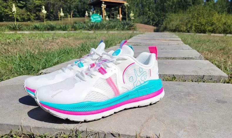 跑步 减缓冲击、低落差、耐磨损、超轻量,这双跑鞋才不到五百块?