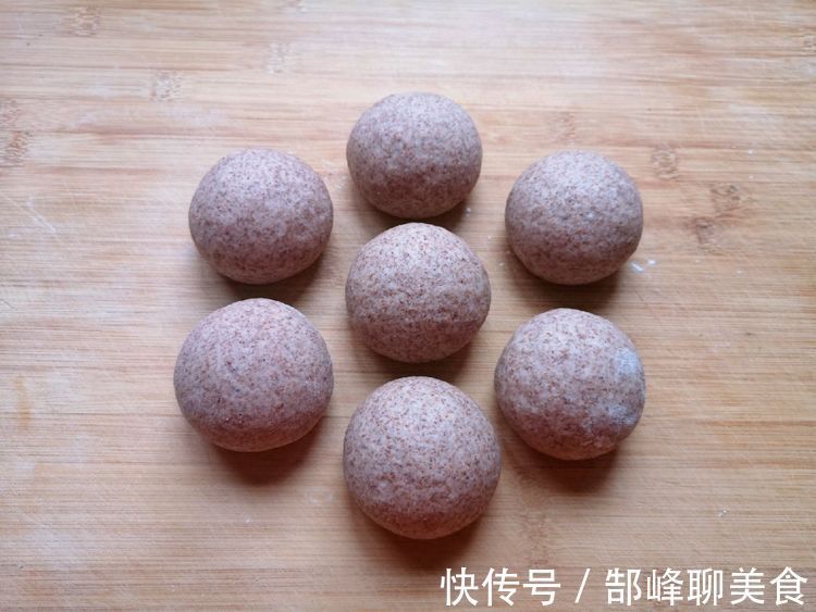 面团|零失败的黑麦粉馒头,营养美味,低脂健康,吃到饱也不怕长肉