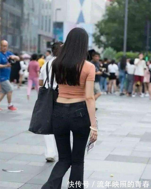 牛仔|打底裤的穿着干练不失甜美,造型随意切换,时尚魅力无法挡