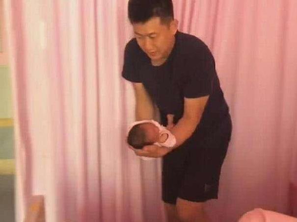 家庭和睦|“最无奈宝宝”走红,爸妈在吃饭时被晾一边,网友:家长太大意