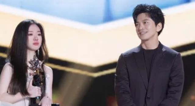 夺冠 18岁的单依纯《好声音》夺冠,张艺谋却表示再也不合作,原因感人