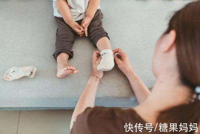宝妈|反复“揪袜子”的快乐，小宝宝有更深的体会，新手爸妈别嫌烦哦