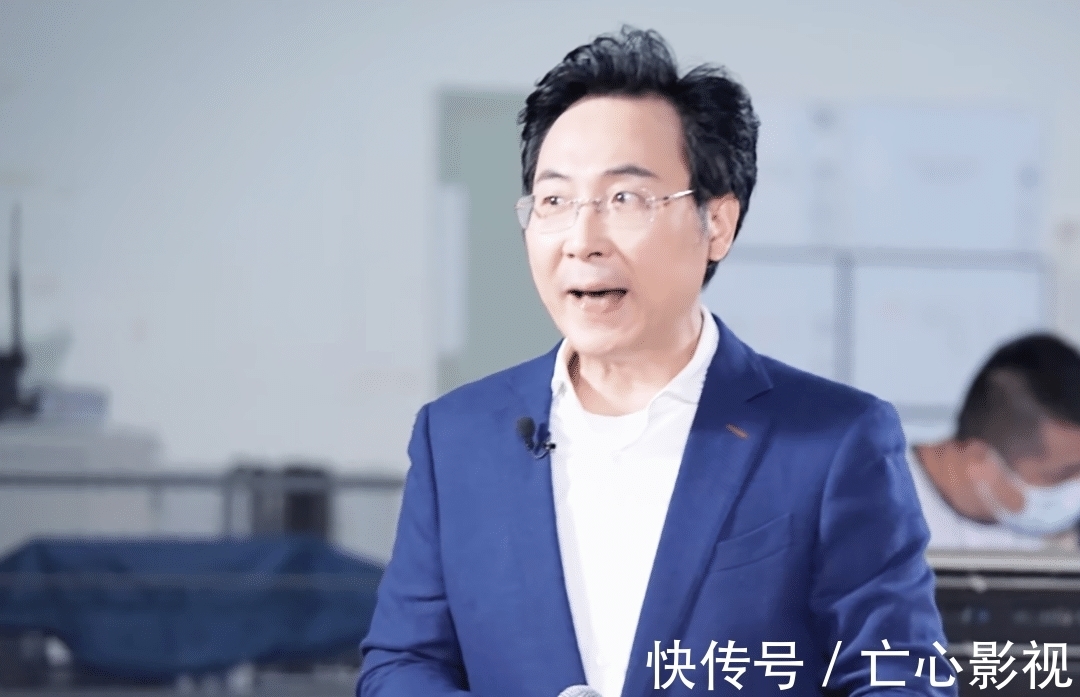 王靖雯|“小二班”首战失利，铁柯楠演唱让导师热泪盈眶，无奈得分太低