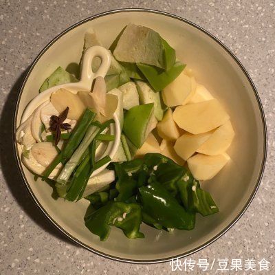 学会这道炖茄子烩面，吃饭时间不用愁