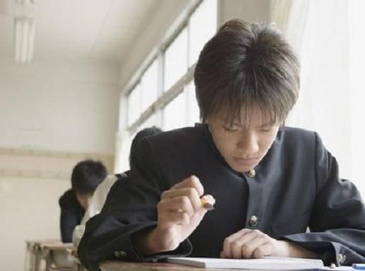 父母|哥哥考全班第一,父母却偏心“笨”弟弟,背后原因让人感动